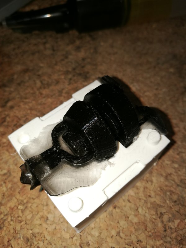 Injection de PU dans un moule imprimé 3D pour refaire les silentbloc du moteur d'essuie glace que j'ai pu réparer.