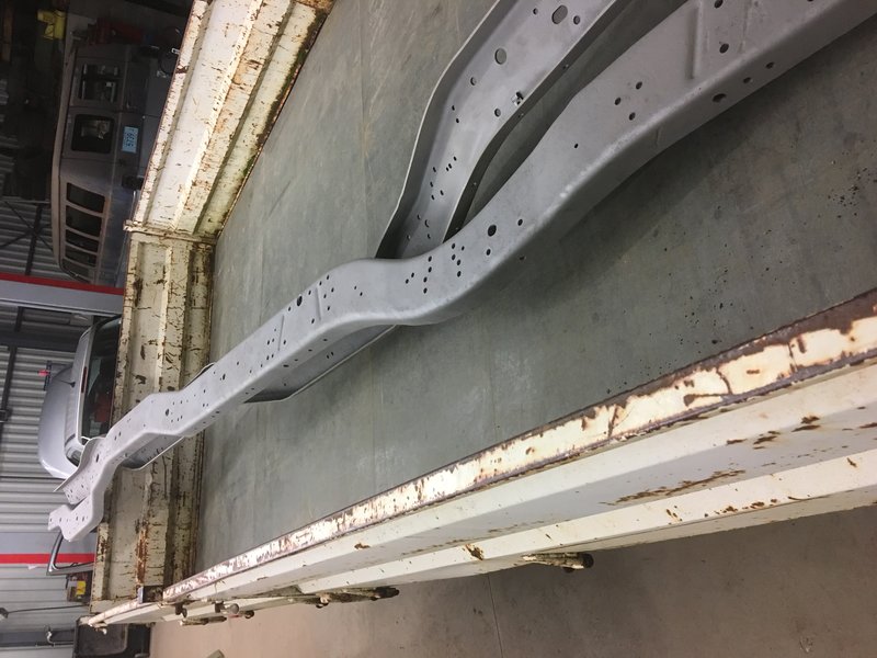 Je viens d'aller chercher mes longerons du sablage et monter ma " cabine de peinture"