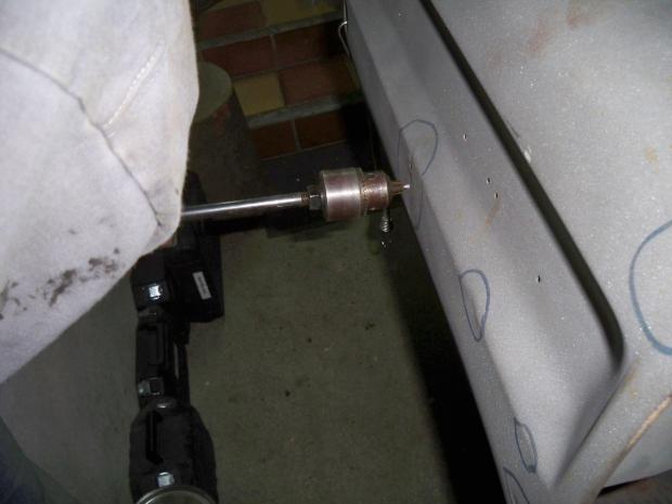 Marteau à inertie improvisé avec un mandrin et une tige avec masselotte.