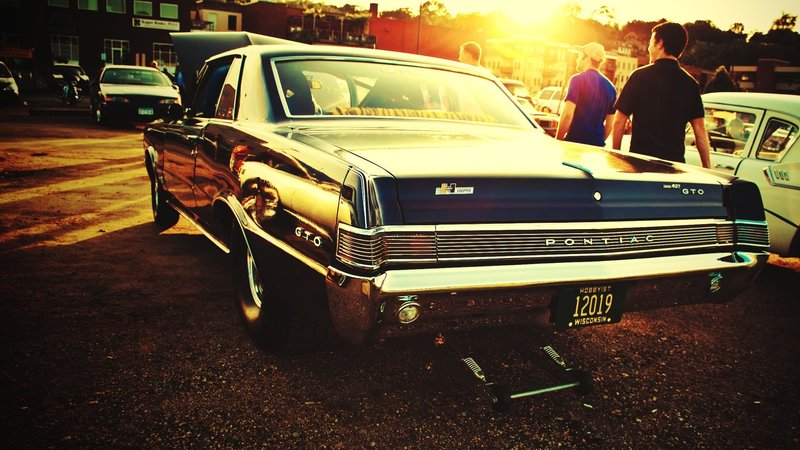 Pontiac_GTO_hot_rod_cars_classic_muscle_drag_racing_race_roads_sunset_people_1920x1080.jpg (1.02 Mio) Consulté 3188 fois Pontiac_GTO_hot_rod_cars_classic_muscle_drag_racing_race_roads_sunset_people_1920x1080.jpg