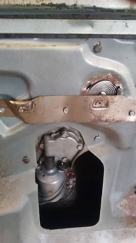 vitre avant avec la fixation du pivot démonté pour laisser la place au ressort