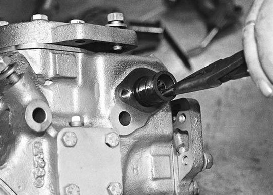 Elle se situe ici, à l'arrière du compresseur